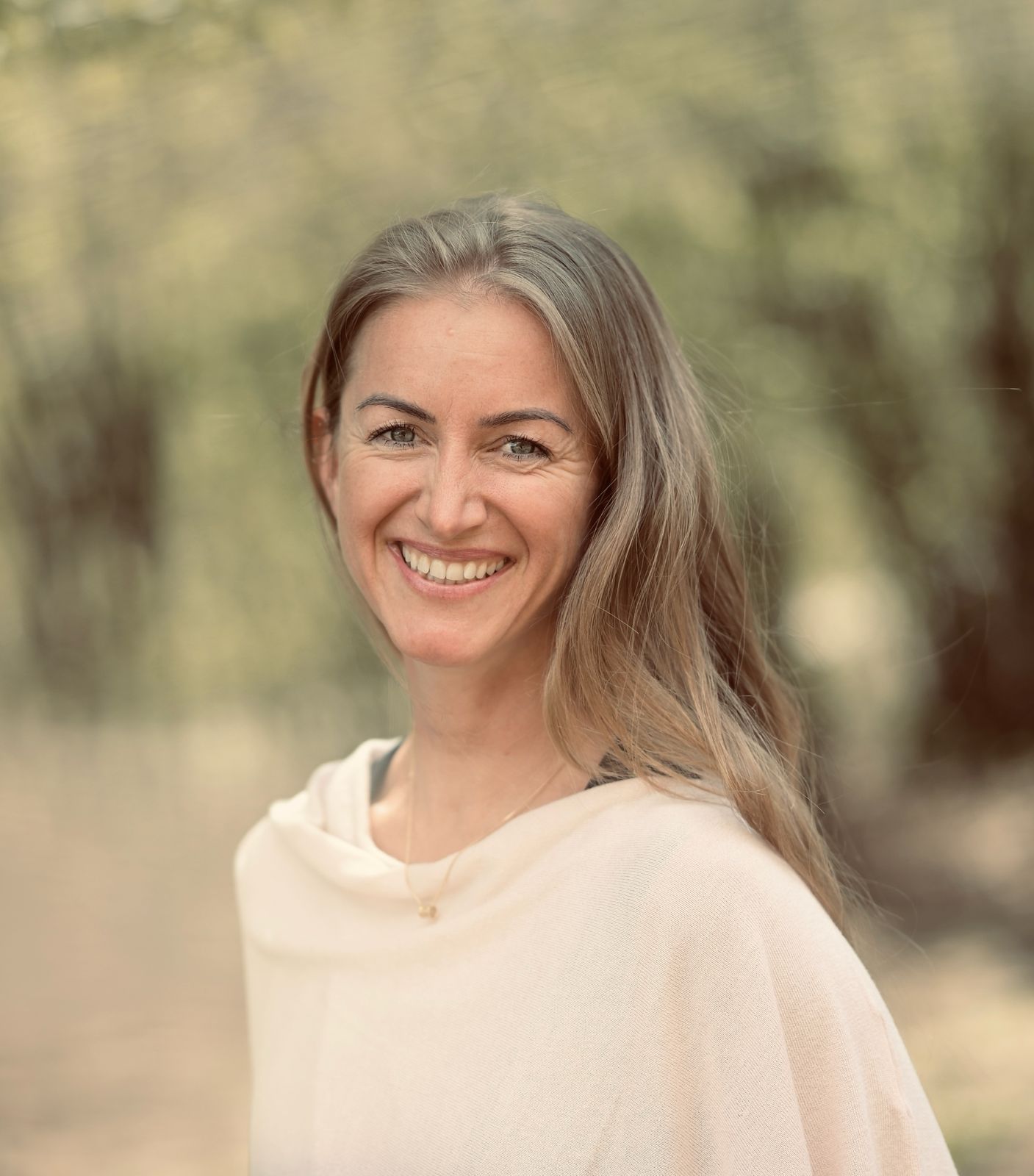 Remo Rittiner bei der Yogapraxis in der Natur