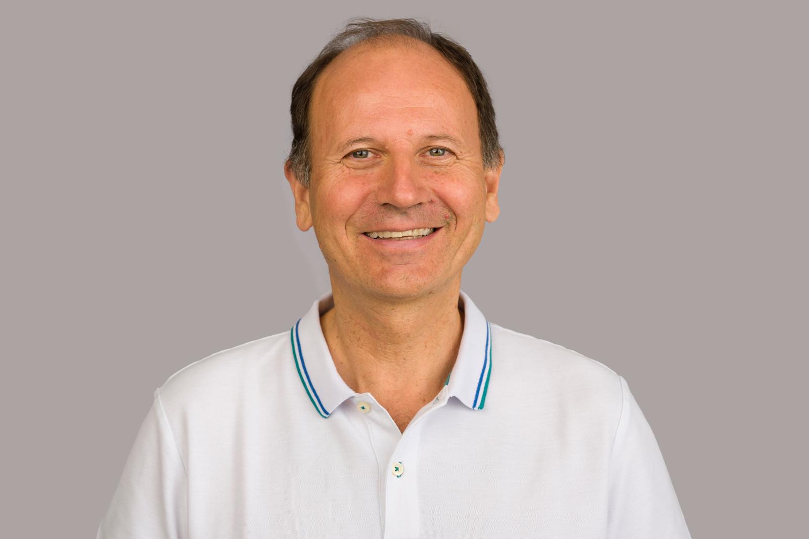 Remo Rittiner bei der Yogapraxis in der Natur