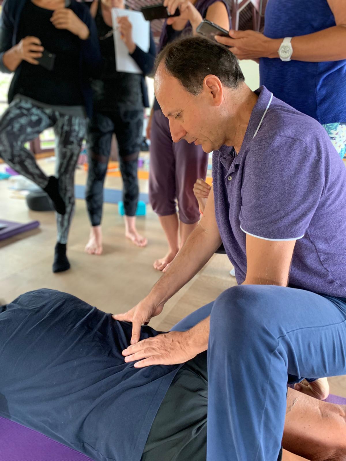 Remo Rittiner demonstriert eine praktische Behandlung in der Ayur-Yogatherapie
